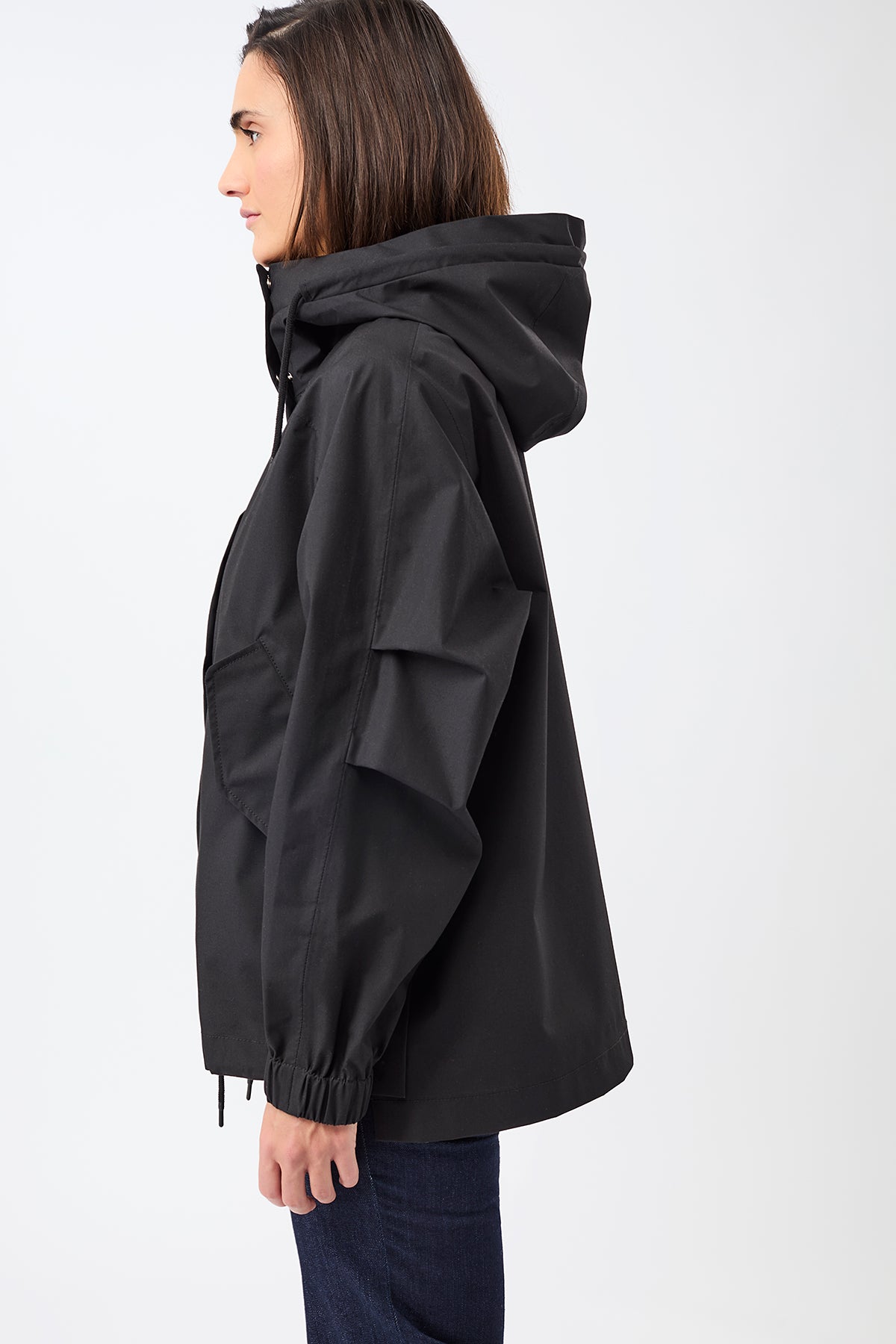 langerchen-kapuzenjacke-mit-falten-am-arm-in-black image 4