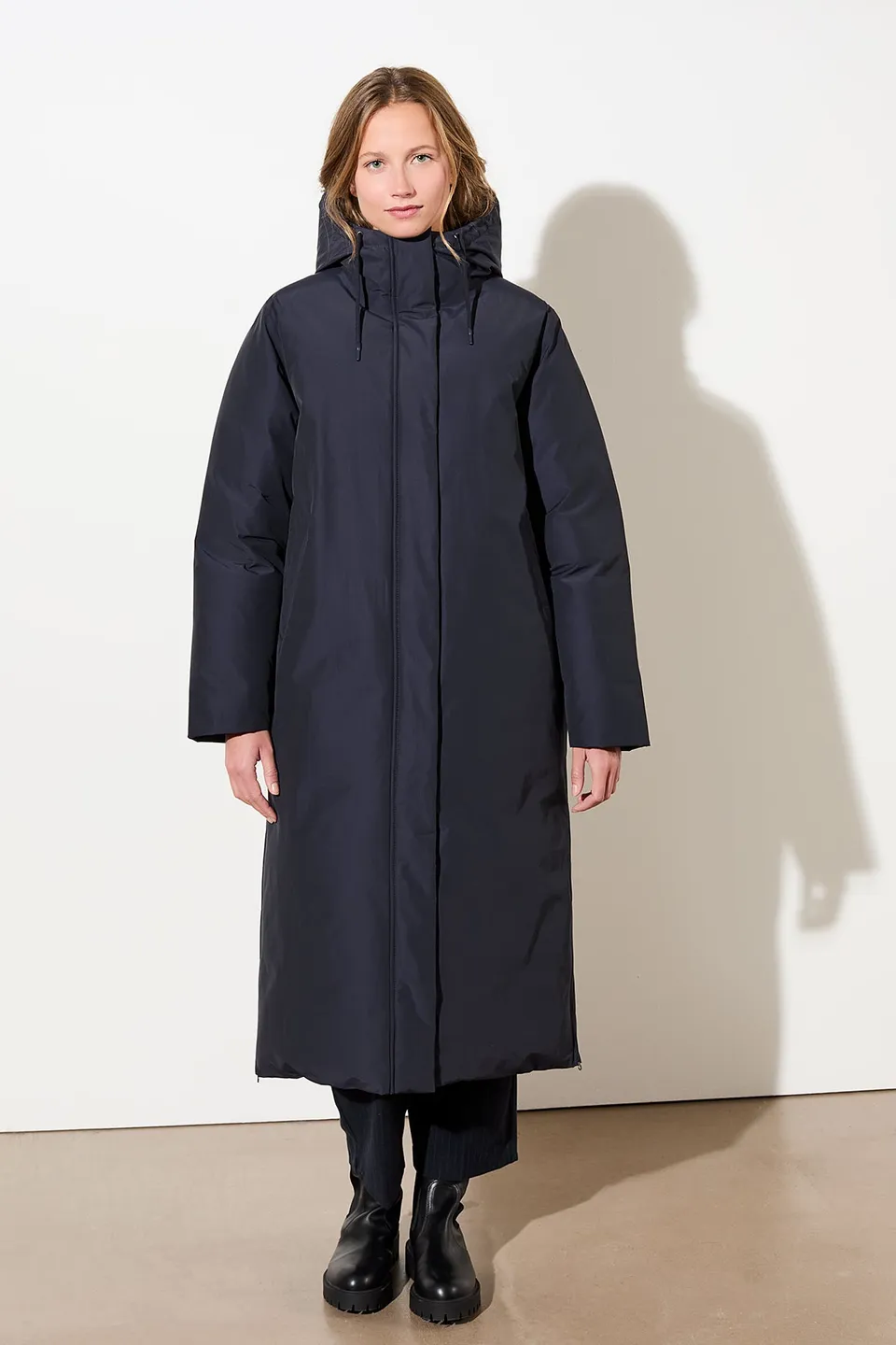 langerchen-langer-mantel-aus-eco-daune-mit-kapuze-navy-blau image 1