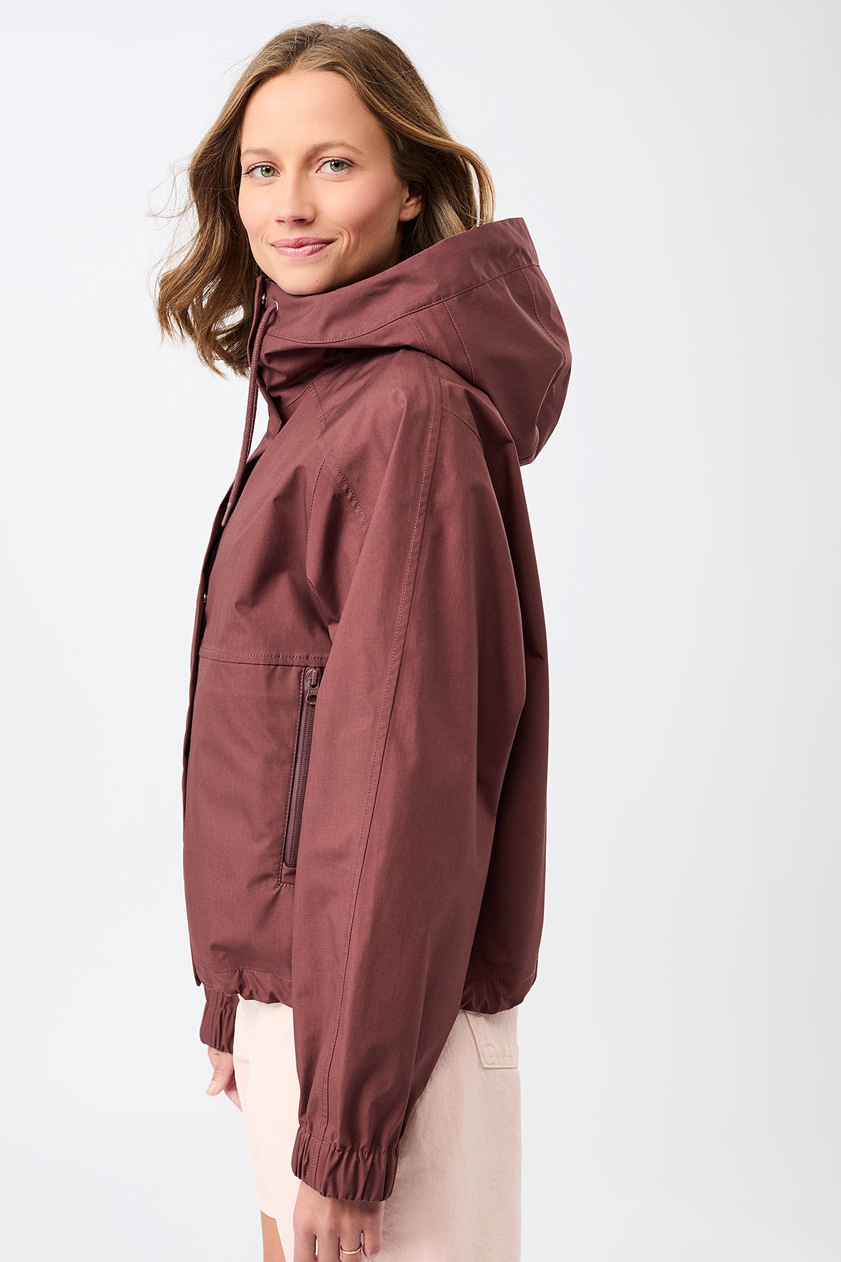 langerchen-kurze-regenjacke-mit-reissverschlusstasche-regenjacke-rubywood image 2