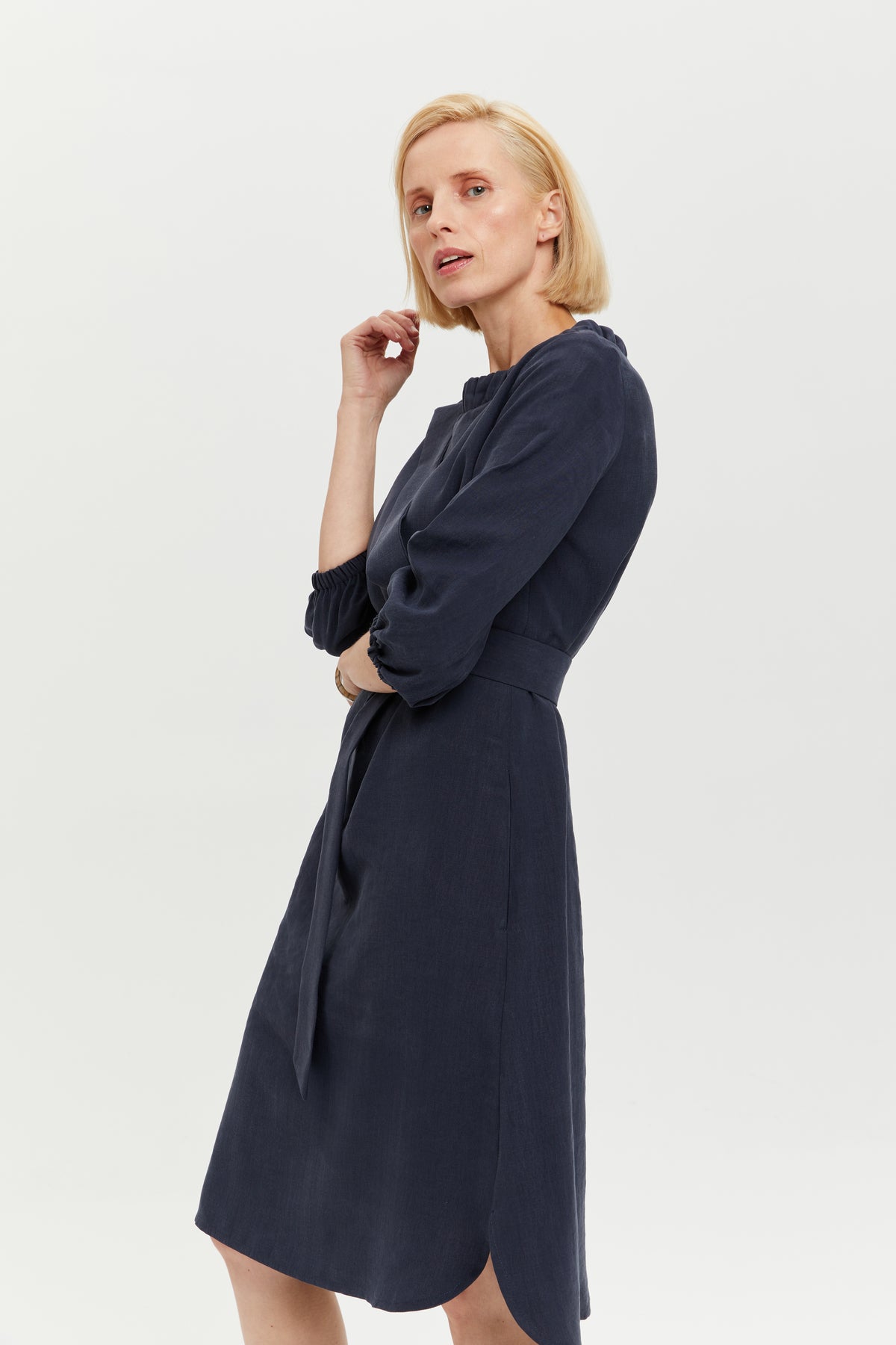 ayani-celine-elegantes-g-rtelkleid-mit-halsausschnitt-element-in-dunkelblau image 3