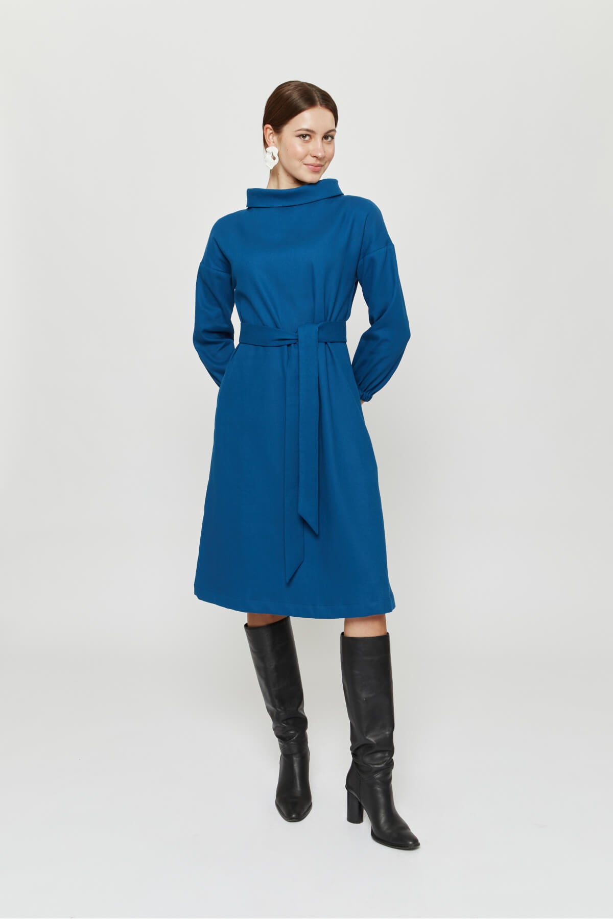 ayani-amalia-midi-winterkleid-mit-hohem-rundhals-in-petrolblau image 3