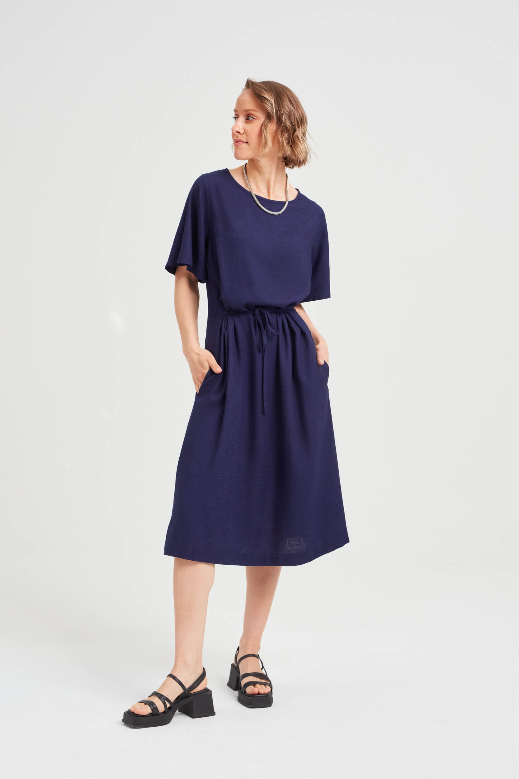 ayani-nika-sommerkleid-mit-schmetterlings-rmeln-in-schwarz-blau image 2