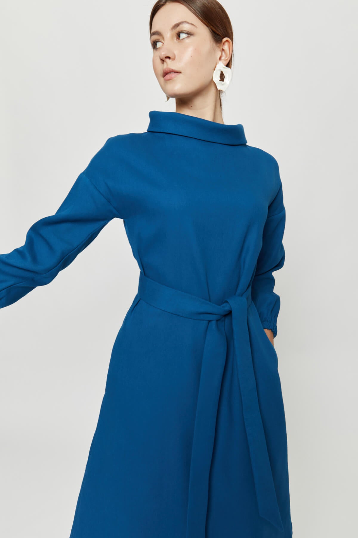 ayani-amalia-midi-winterkleid-mit-hohem-rundhals-in-petrolblau image 5