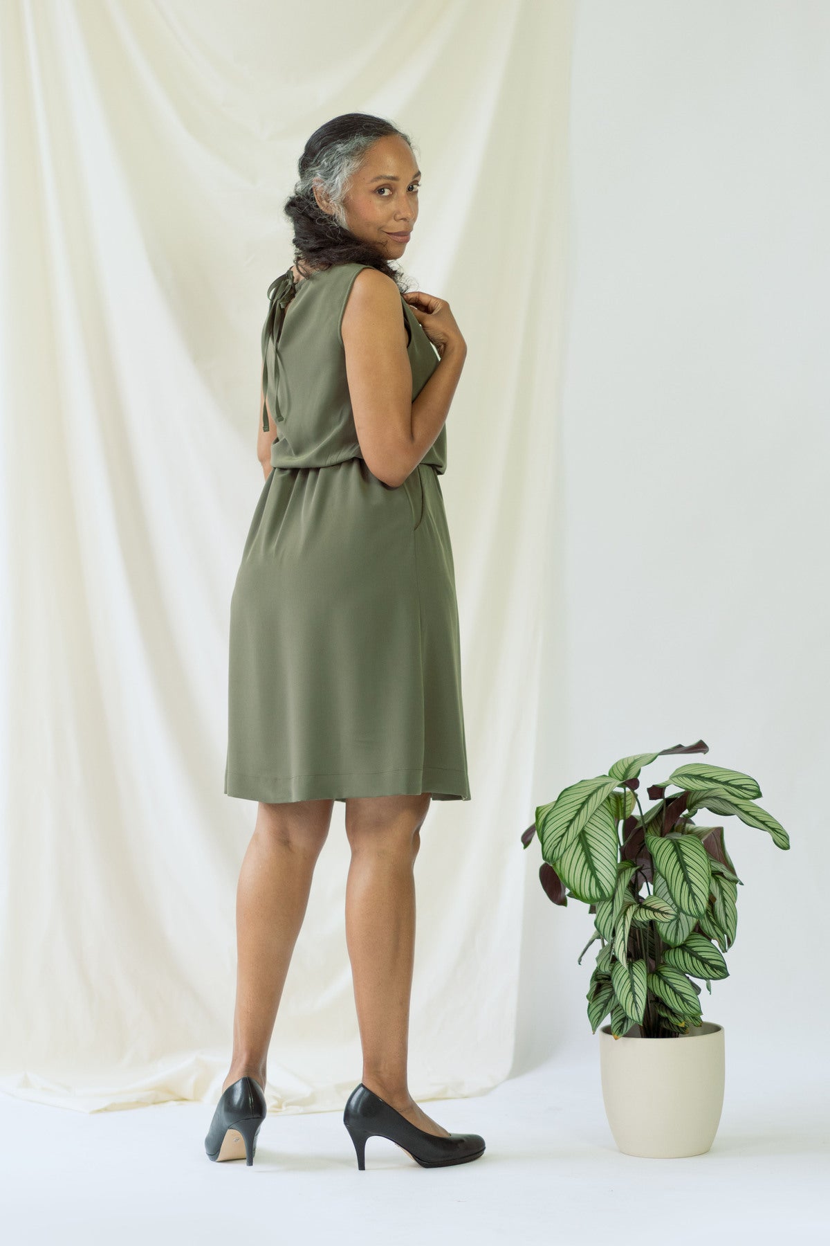ayani-bella-rmelloses-drapiertes-kleid-in-olivegr-n image 8
