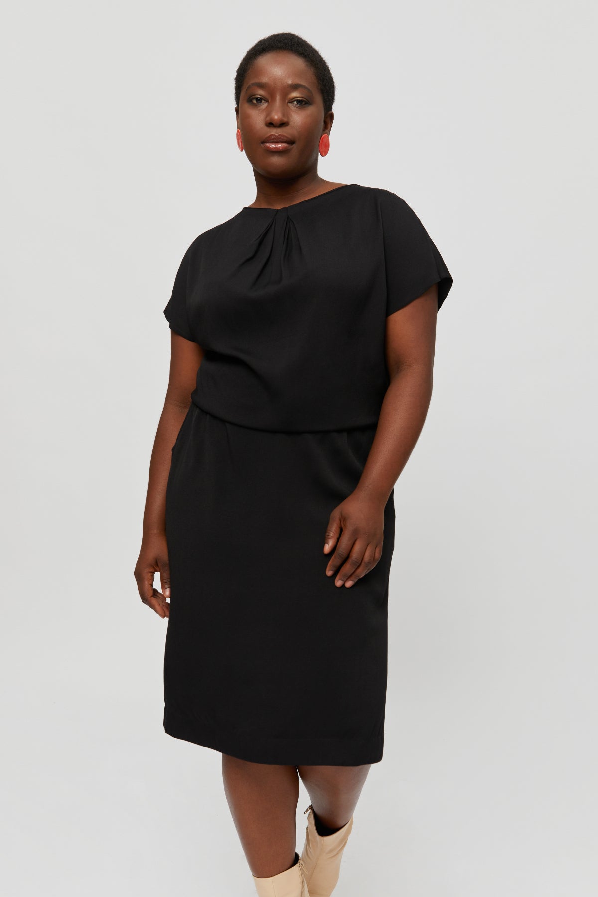 ayani-amy-midi-kleid-mit-bleistiftrock-und-ausschnitt-detail-in-schwarz image 4