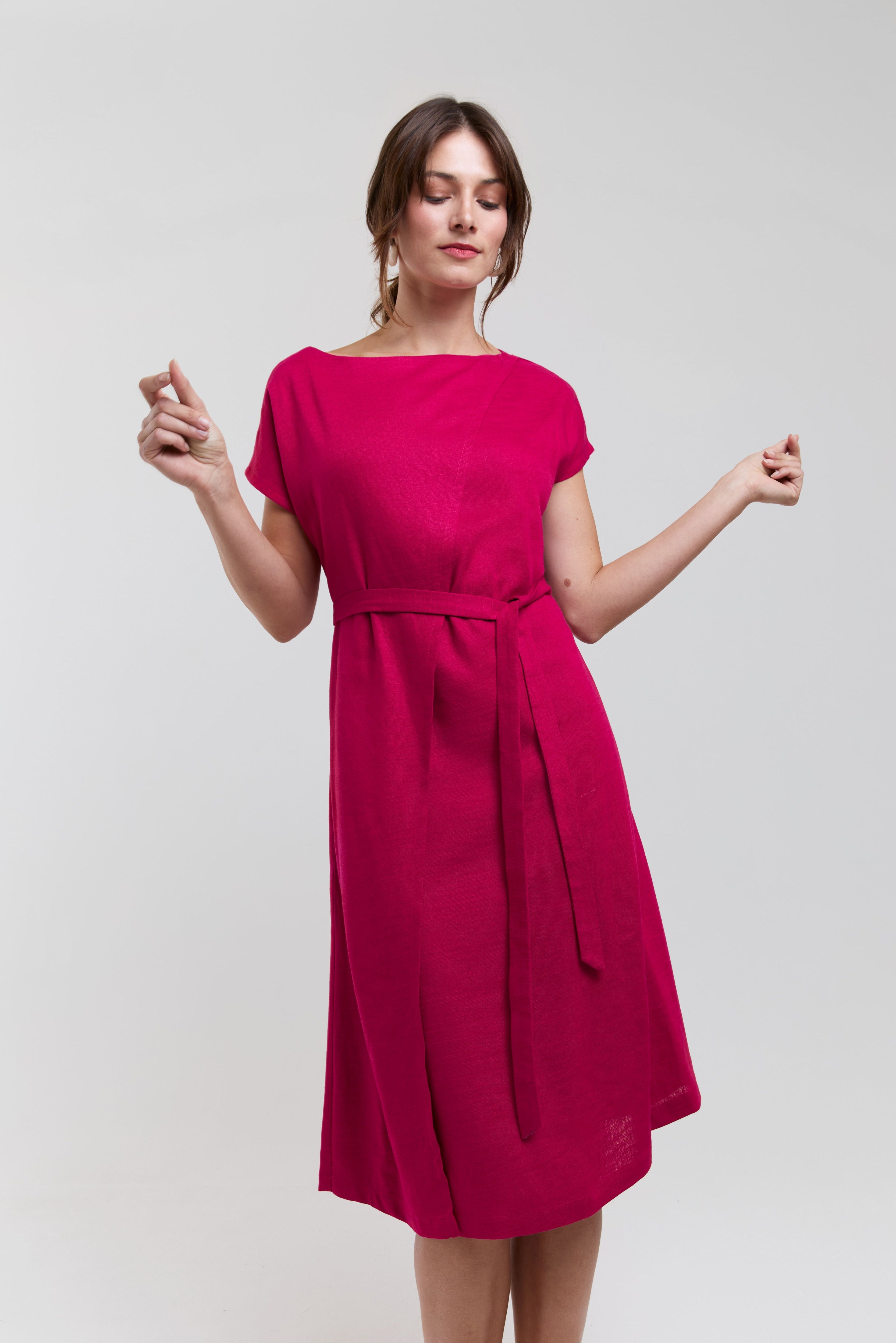 ayani-julia-elegantes-midi-kleid-mit-tailleng-rteln-in-kirschrot image 3