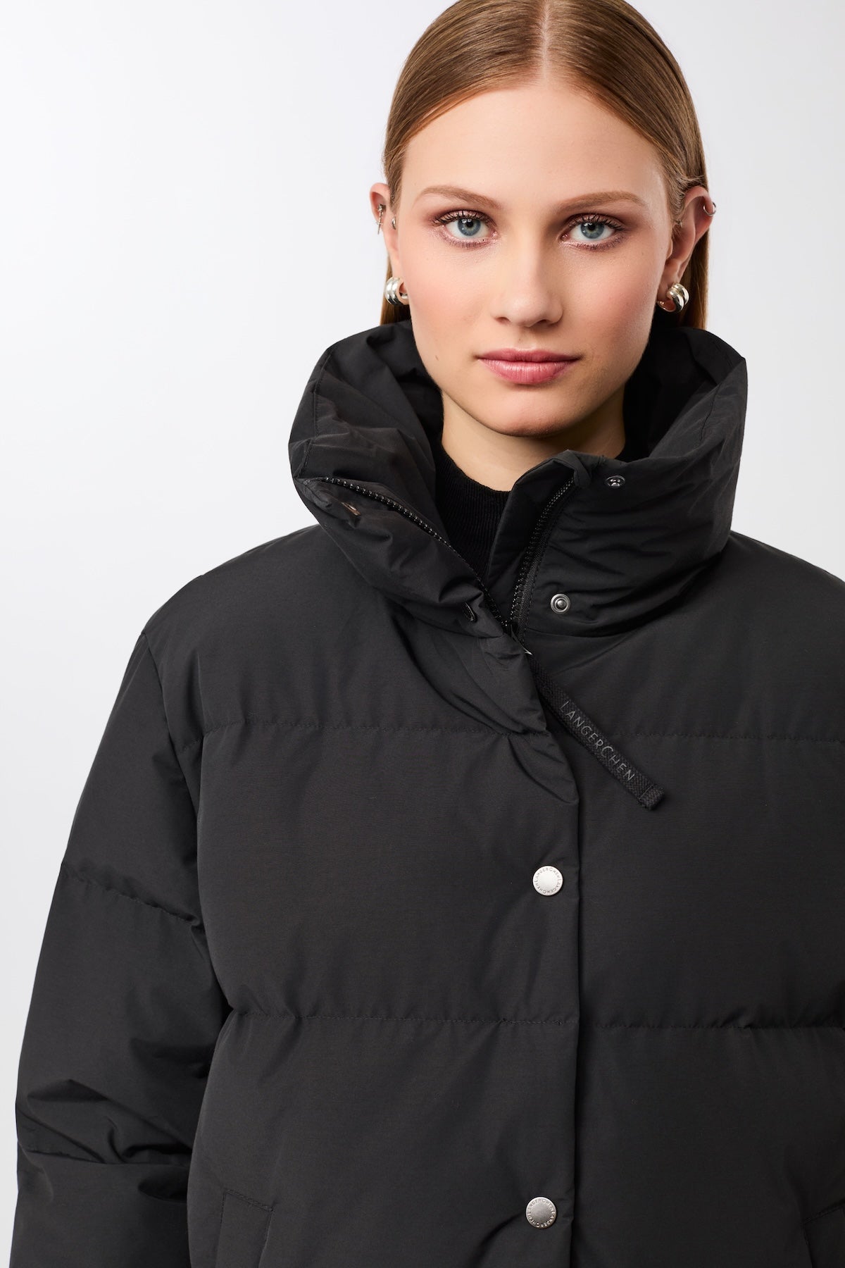 langerchen-jacke-mit-stehkragen-aus-eco-daune-black-kurz image 6