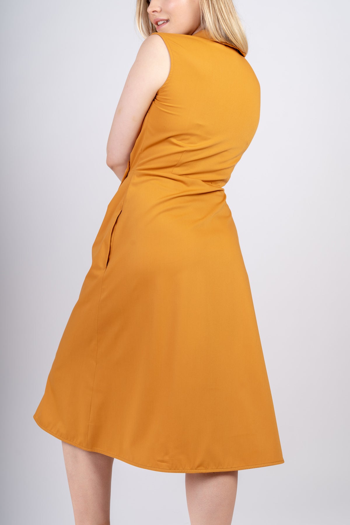 ayani-sara-rmelloses-midi-wickelkleid-in-saffron image 4