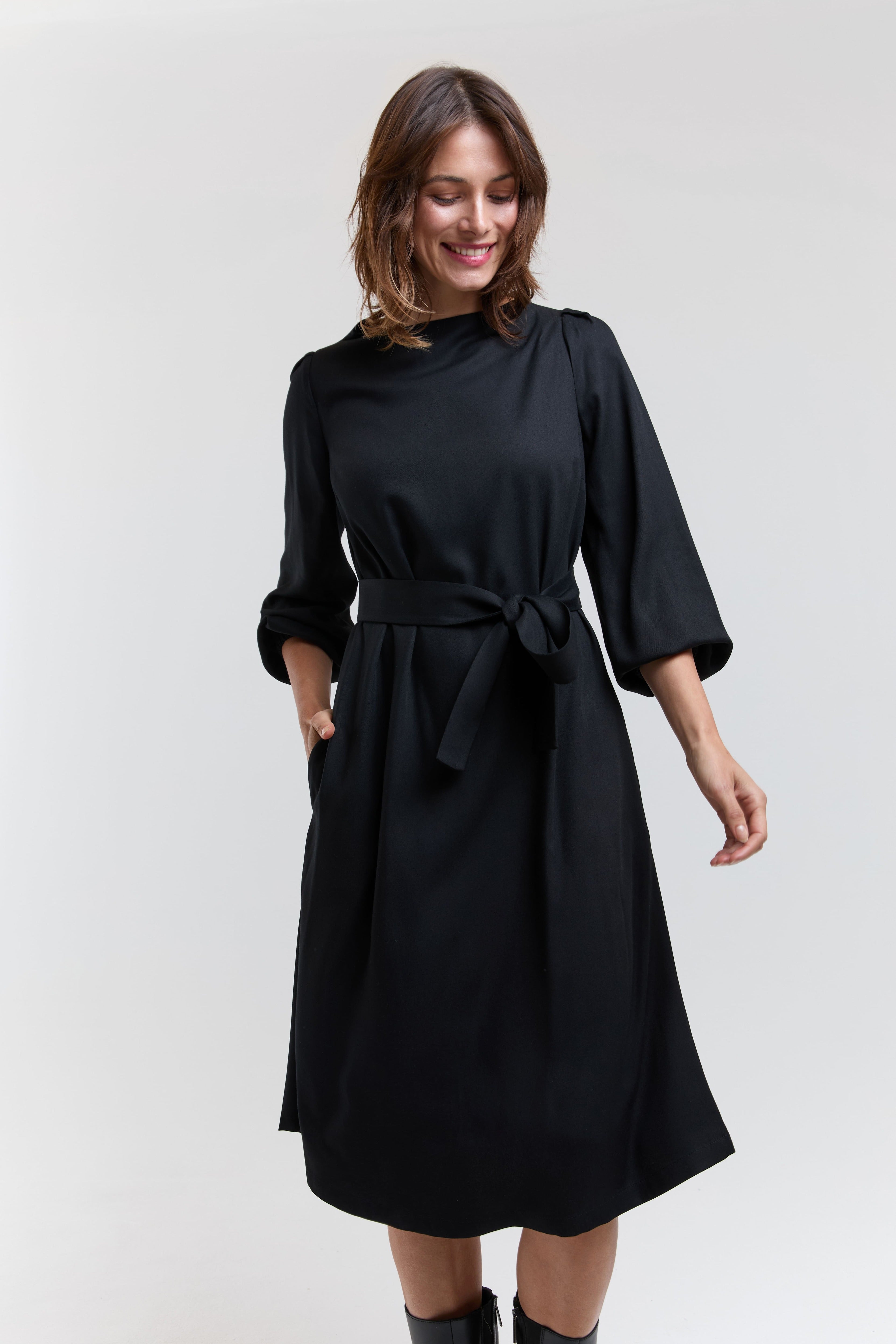ayani-mia-g-rtelkleid-mit-plissee-rmeln-und-stehkragen-in-schwarz image 3