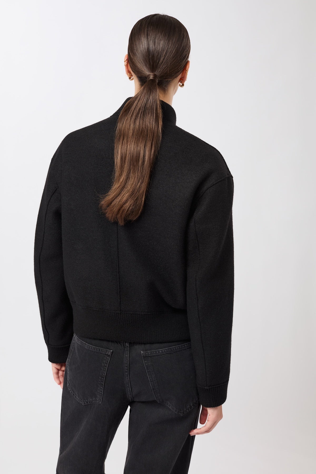 langerchen-90er-bomber-style-mit-rippe-black-aus-bio-wolle image 4