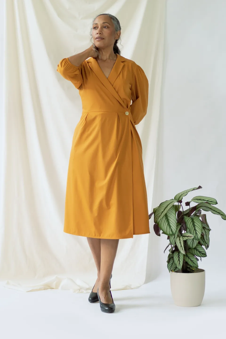 ayani-isabel-wickelkleid-mit-ballon-rmeln-in-safran image 1