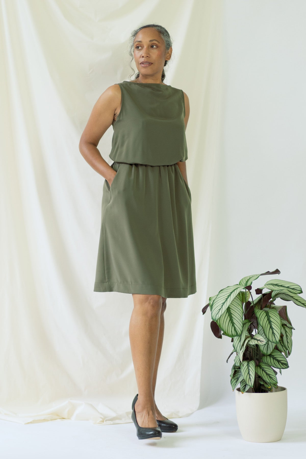 ayani-bella-rmelloses-drapiertes-kleid-in-olivegr-n image 3