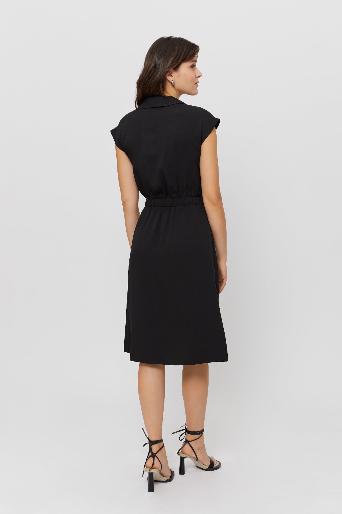 ayani-lilit-formelles-midi-kleid-mit-wickel-optik-in-schwarz image 7