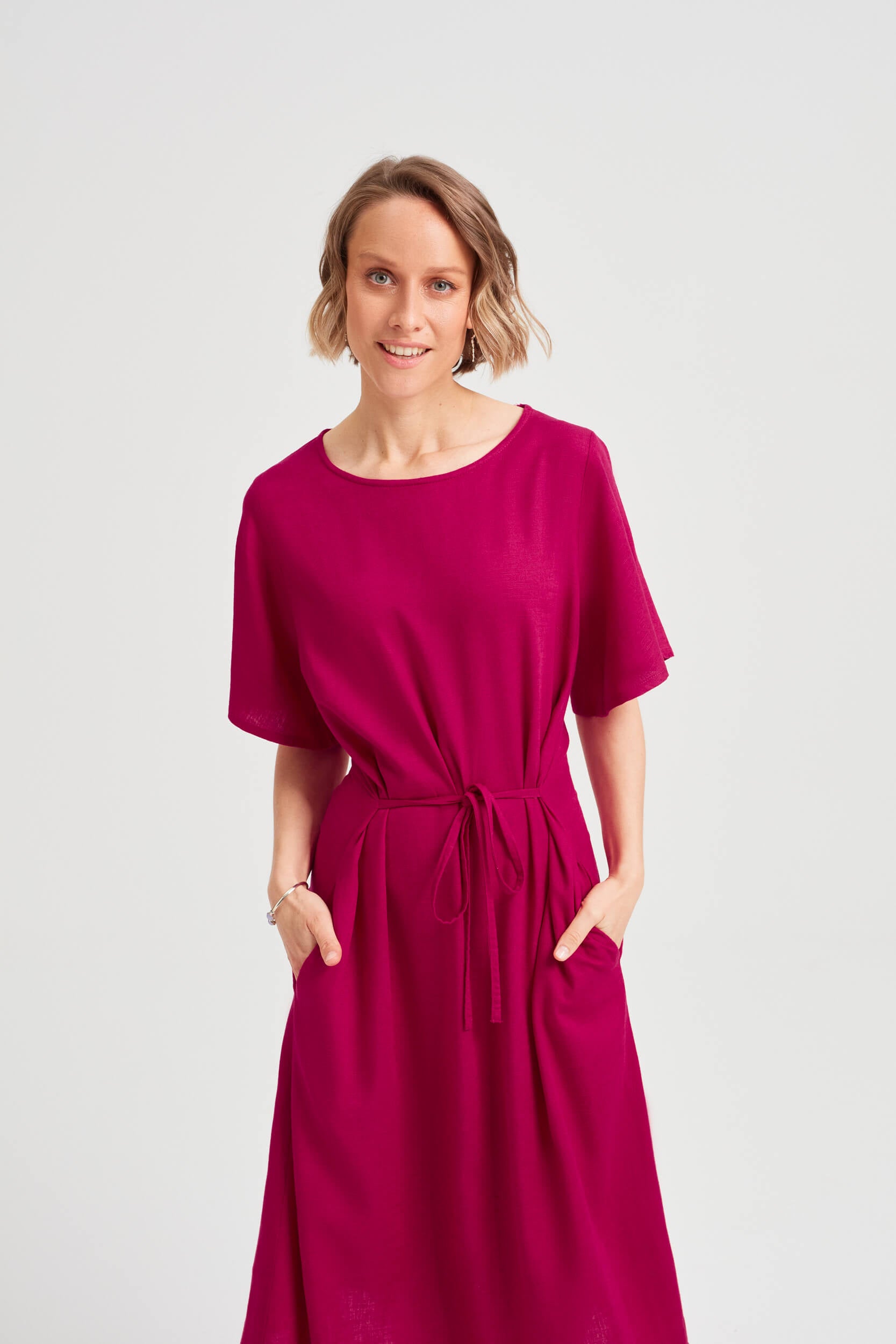 ayani-nika-rundhals-kleid-mit-schmetterlings-rmeln-in-kirschrot image 6