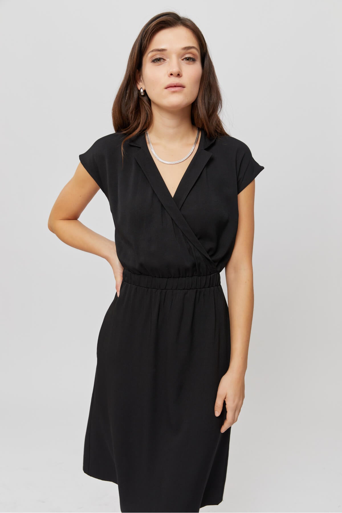 ayani-lilit-formelles-midi-kleid-mit-wickel-optik-in-schwarz image 5