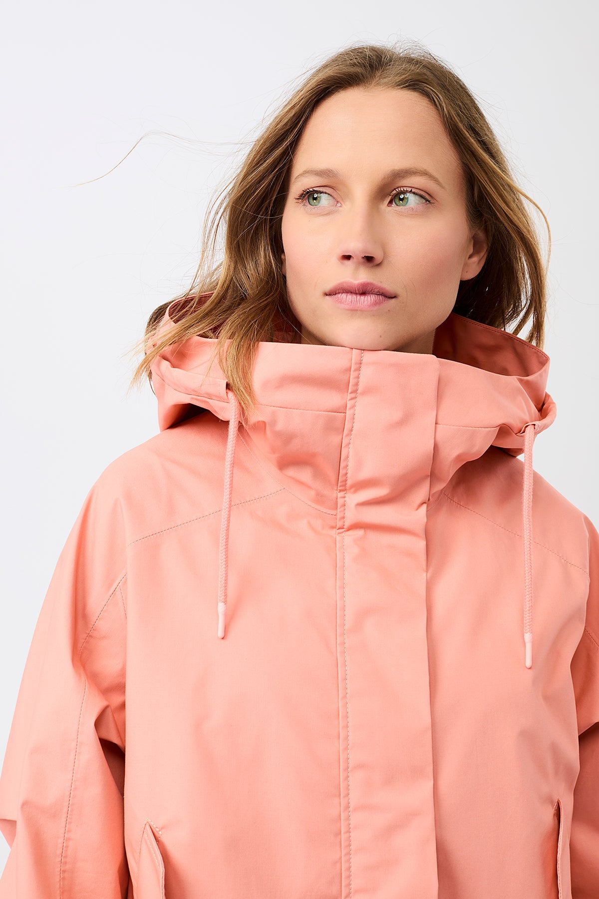 langerchen-kapuzenjacke-mit-falten-am-arm-kurze-jacke-in-frangipani image 5