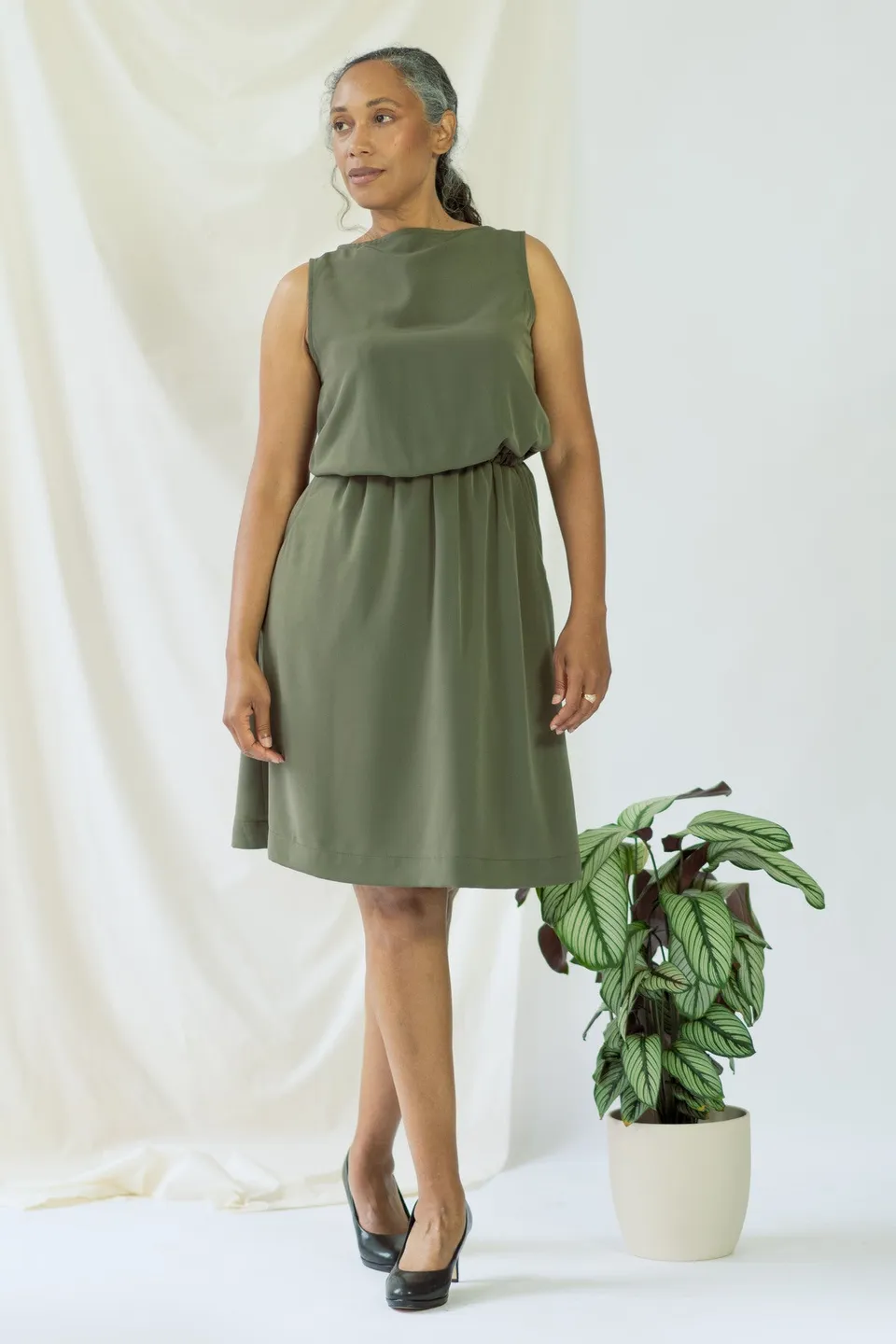 ayani-bella-rmelloses-drapiertes-kleid-in-olivegr-n image 1