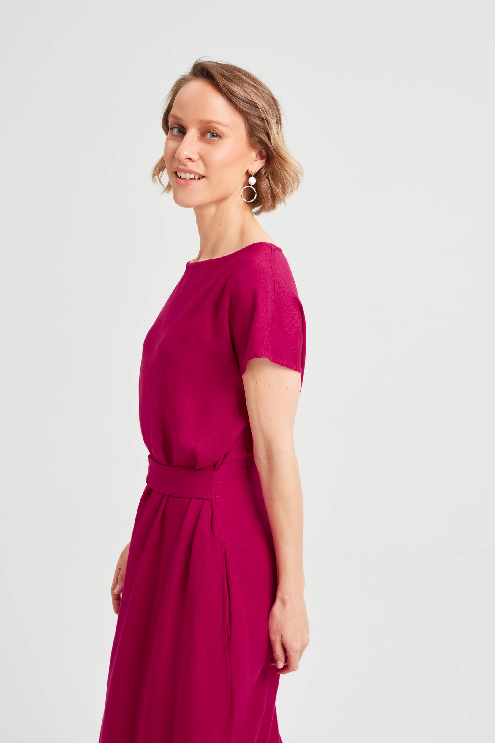 ayani-sati-midi-kleid-mit-bootsausschnitt-in-cherry-red image 4
