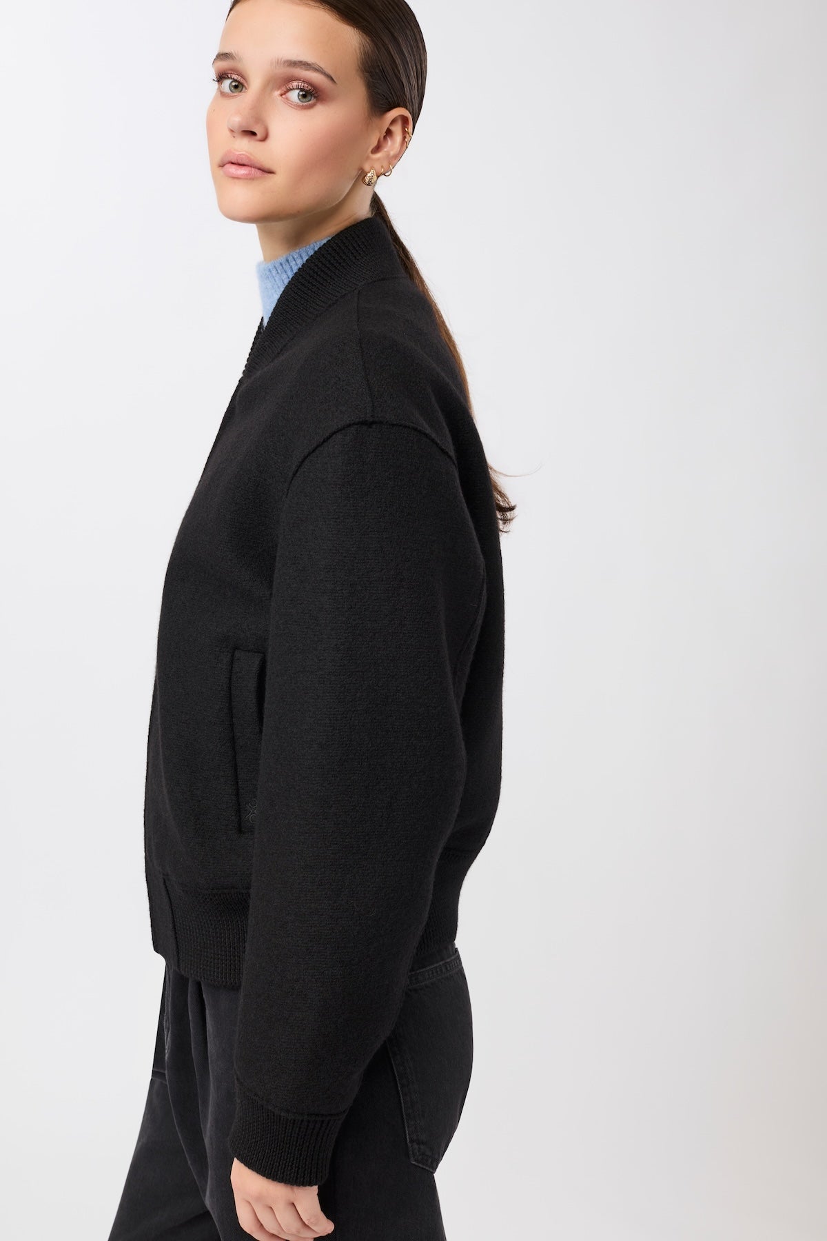 langerchen-90er-bomber-style-mit-rippe-black-aus-bio-wolle image 3