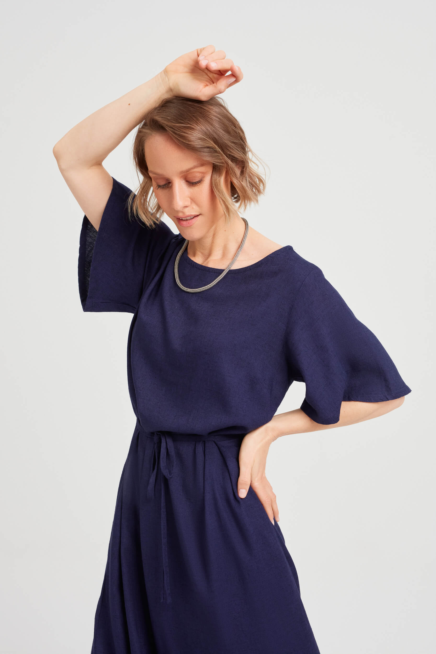 ayani-nika-sommerkleid-mit-schmetterlings-rmeln-in-schwarz-blau image 3