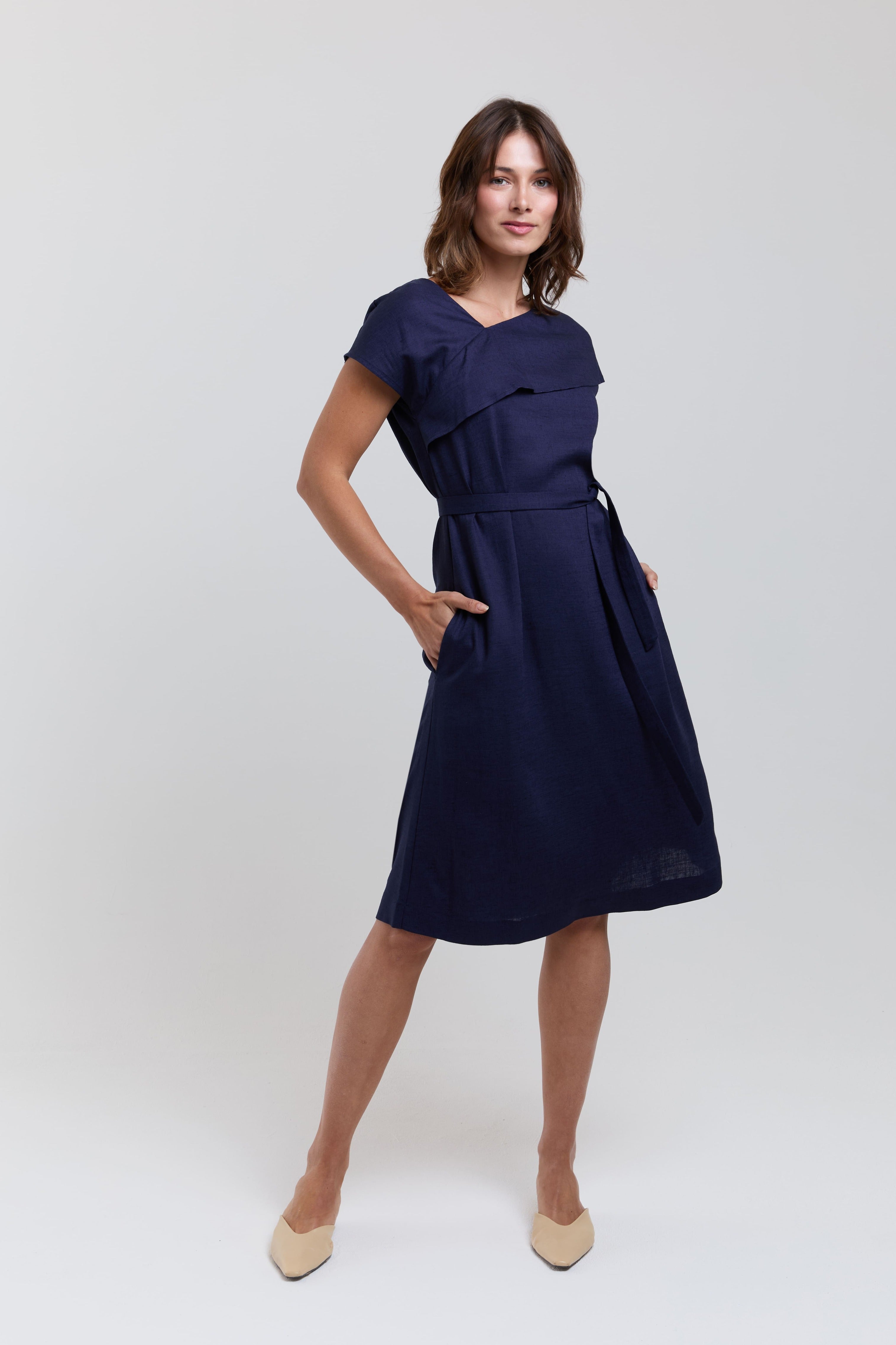 ayani-daniela-midi-kleid-mit-r-schen-ausschnitt-in-dunkelblau image 2
