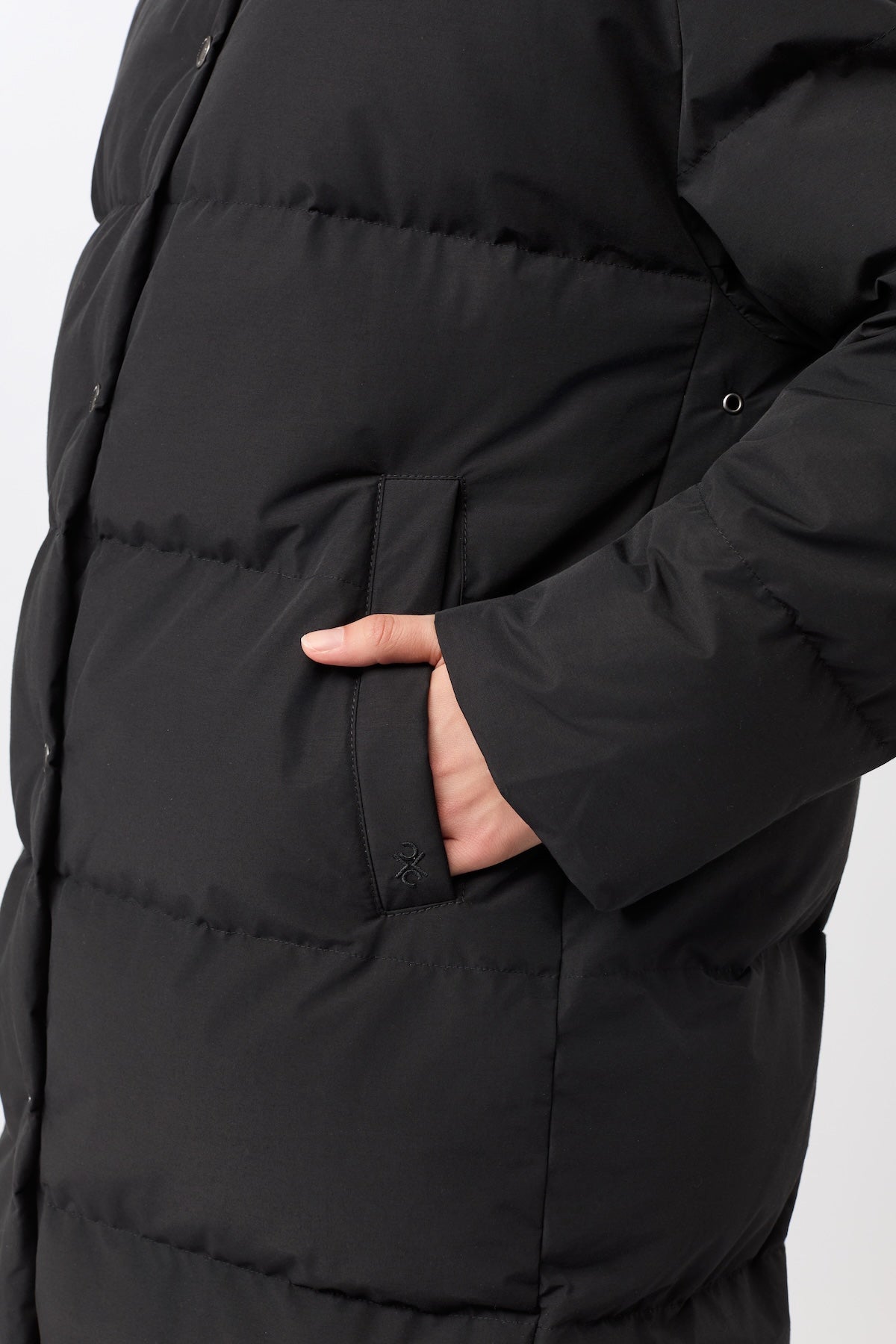 langerchen-jacke-mit-stehkragen-aus-eco-daune-black-kurz image 4